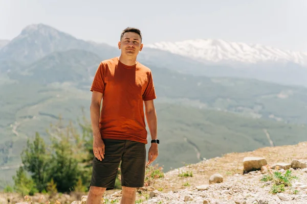Porträt Eines Jungen Mannes Der Auf Mountain View Steht Männchen — Stockfoto