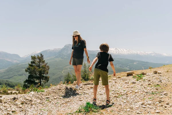 Young Mom Her Son Standing Mountain View Child Kid Boy — Stock Photo, Image