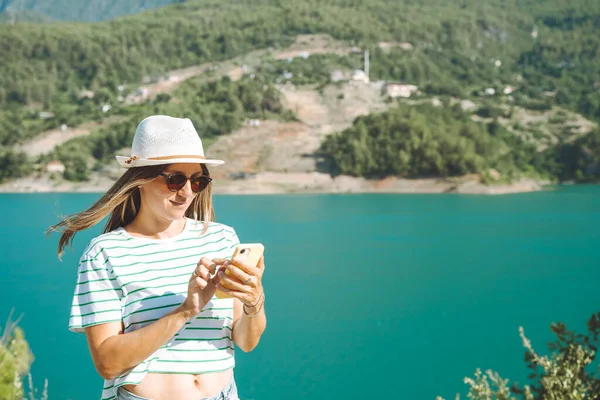 Frau Sms Online Auf Handy Von Bergen See Hintergrund Reisenden — Stockfoto