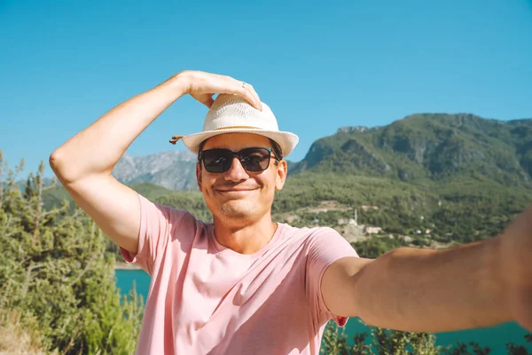 Man Taking Selfie Photo Wide Angle Front Camera Mountains Lake — Stockfoto