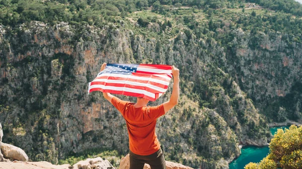 Junger Mann Steht Auf Einer Felswand Und Schwenkt Die Flagge — Stockfoto