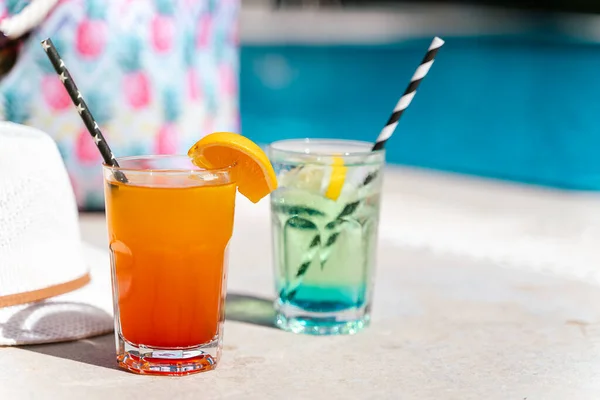 Tropical Sparkling Lemonade Cocktails Pool Pink Beach Bag White Hat — Stock Photo, Image