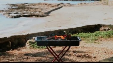 Mangal ızgarası doğa ormanları kamp parkında, arkasında deniz var..