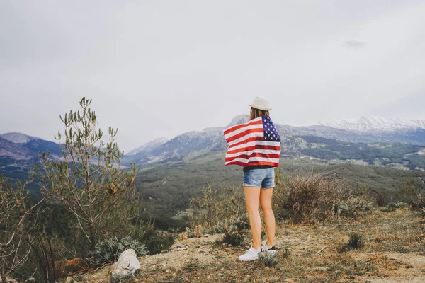 Eine Junge Frau Steht Mit Der Flagge Auf Dem Rücken — Stockfoto