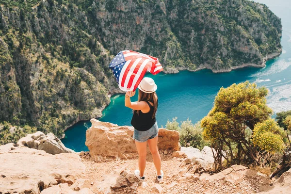 Young Woman Standing Rock Cliff Waving Flag While Looking Sea — Stock Photo, Image