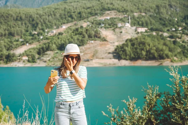 Woman Taking Selfie Mobile Phone Mountains Lake Background Traveler Female — Stock Photo, Image