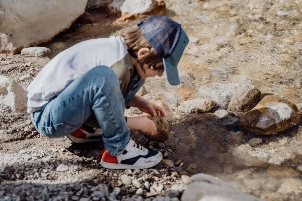 Estudante Caucasiano Atirar Pedras Rio Canyon Criança Brincando Com Pedras — Fotografia de Stock