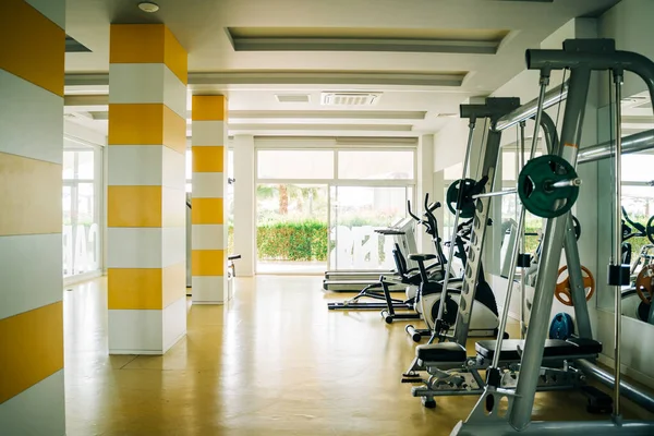 Fitnessraum Fitness Center Mit Verschiedenen Geräten Und Maschinen Mit Blick Stockbild
