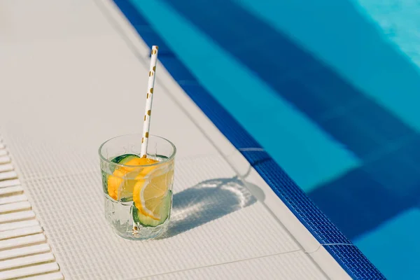 Cocktail Espumante Tropical Beira Piscina Imagem Vidro Com Limão Limonada — Fotografia de Stock