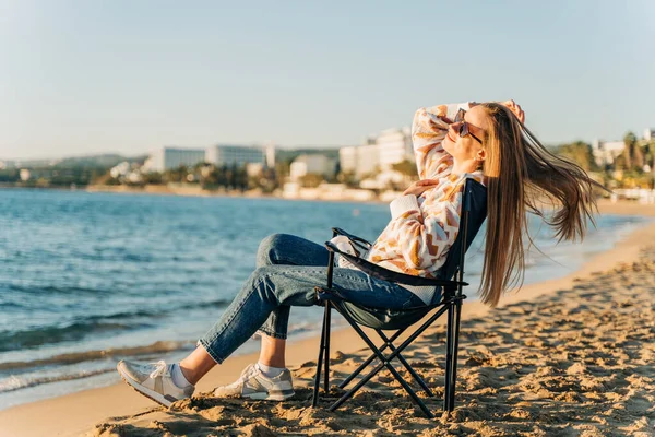 Schöne Junge Mädchen Kuscheligen Pullover Und Sonnenbrille Entspannen Während Sie — Stockfoto