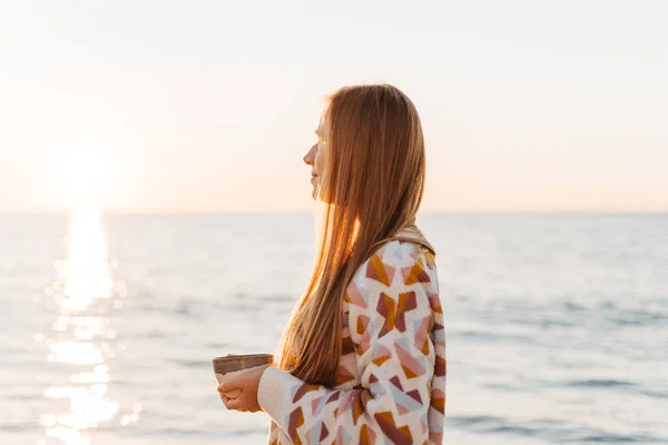 Seitenporträt Des Schönen Mädchens Kuscheligem Pullover Mit Einer Tasse Kaffee Stockbild