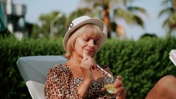 Retrato Mujer Adulta Madura Feliz Sombrero Relajante Tumbona Cerca Piscina — Vídeo de stock