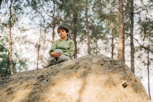 Menino Escola Criança Sentada Pedra Granito Parque Florestal — Fotografia de Stock