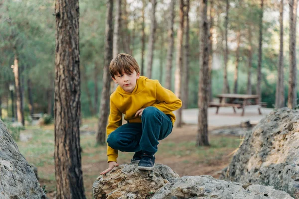 Menino Escola Criança Sentada Pedra Granito Parque Florestal — Fotografia de Stock