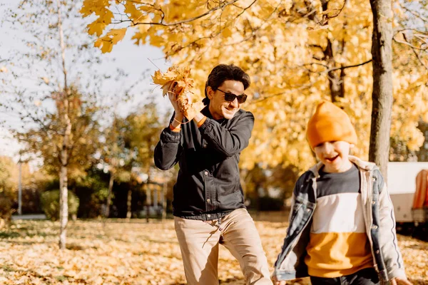 Father Son Having Fun Autumn Park Fallen Leaves Throwing Leaf — Φωτογραφία Αρχείου