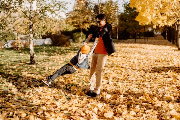 Father Son Having Fun Autumn Park Fallen Leaves Throwing Leaf — Stock Photo, Image