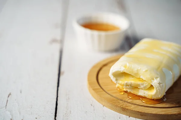 Beyaz Kremalı Sütlü Kayak Tereyağlı Ekmeğin Resmi Ahşap Tabağa Bal Telifsiz Stok Imajlar
