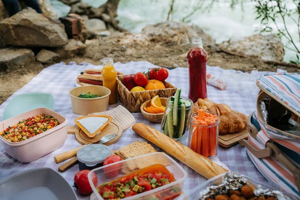Picknick Auf Dem Waldcampingplatz Mit Gemüse Saft Käse Und Croissants Stockfoto