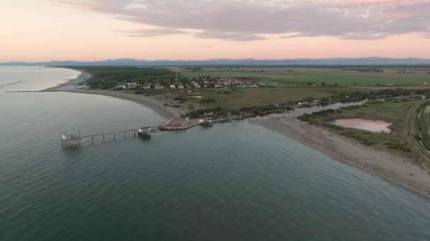 Luftaufnahme Zeitlupe Von Fischerhütten Ufer Der Mündung Bei Sonnenuntergang Italienische — Stockvideo