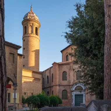 San Vitale Bazilikası 'nın 547, Ravenna, Emilia-Romagna, İtalya' daki Bell Tower manzarası güzel.