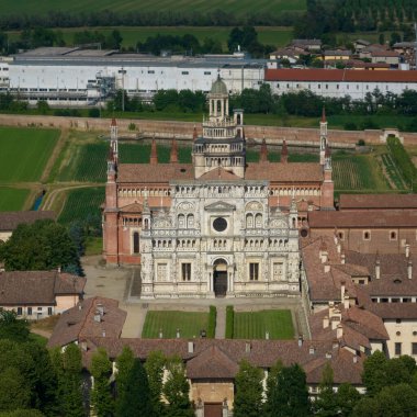 Certosa di Pavia 'nın hava manzarası, 14. yüzyılın sonlarında inşa edilmiş, Pavia, Lombardiya, İtalya' da bir manastır ve türbe.