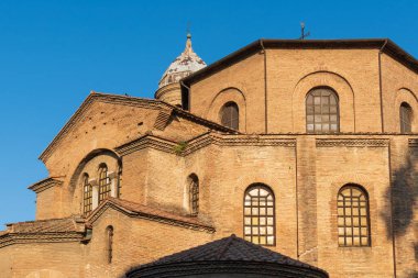 Avrupa 'daki erken dönem Hıristiyan Bizans sanatının en önemli örneklerinden biri olan Basilica di San Vitale, 547, Ravenna, Emilia-Romagna, İtalya