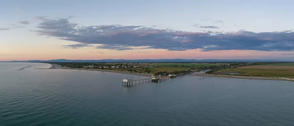 Luftaufnahme Von Fischerhütten Ufer Der Mündung Bei Sonnenuntergang Italienisches Fischergerät — Stockfoto