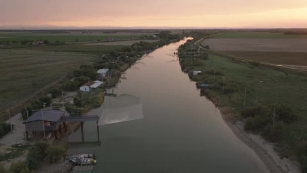 Gün Batımında Nehir Kıyısındaki Balıkçı Kulübelerinin Yavaş Çekimleri Trabucco Denen — Stok video