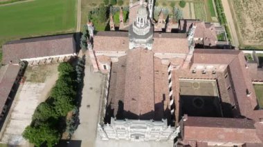 14. yüzyılın sonlarında inşa edilen Certosa di Pavia 'nın kuşları, Pavia ilindeki manastır ve manastır manzarası..