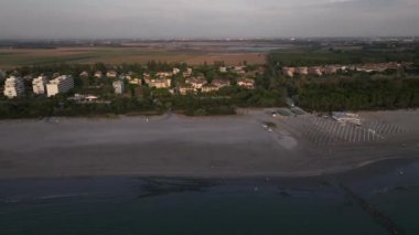 Hava manzaralı 50 fps Adriyatik sahil şeridi. Yaz tatili kavramı. Emilia Romagna, İtalya.