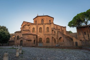 Avrupa 'daki erken dönem Hıristiyan Bizans sanatının en önemli örneklerinden biri olan Basilica di San Vitale, 547, Ravenna, Emilia-Romagna, İtalya