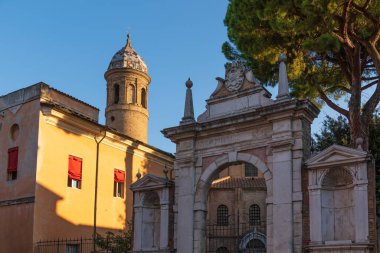 Ravenna, Emilia-Romagna, İtalya 'nın merkezindeki San Vitale Bazilikası' na giriş.