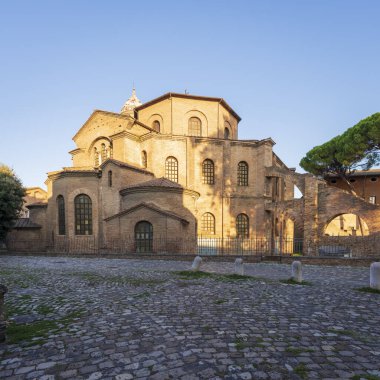 Avrupa 'daki erken dönem Hıristiyan Bizans sanatının en önemli örneklerinden biri olan Basilica di San Vitale, 547, Ravenna, Emilia-Romagna, İtalya