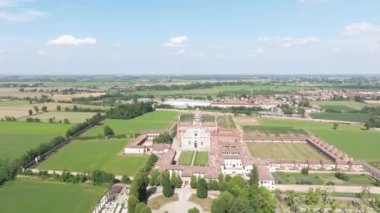 14. yüzyılın sonlarında inşa edilen Certosa di Pavia 'nın ağır çekimleri, Pavia ilindeki saraylar ve manastır manastırı..