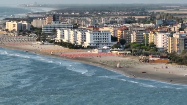Zeitlupe Des Sandstrandes Mit Sonnenschirmen Typisches Adriatisches Ufer Zeitlupenaufnahmen Sommerferienkonzept — Stockvideo