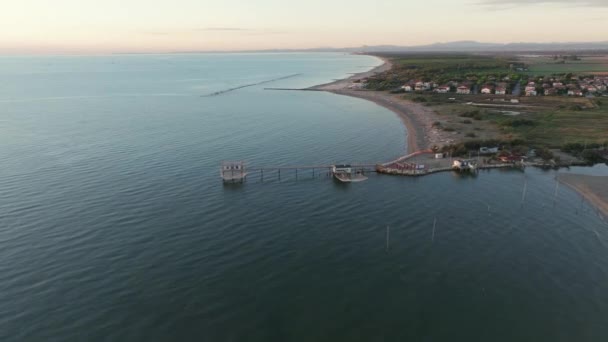 Vista Aérea Las Cabañas Pesca Las Orillas Del Estuario Atardecer — Vídeo de stock