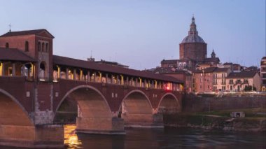 Ponte Coperto (örtünmüş köprü) ve Duomo di Pavia (Pavia Katedrali) Pavia 'da gün batımı ve akşam, Lombardy, İtalya. Zaman Ayarı 24 fps.