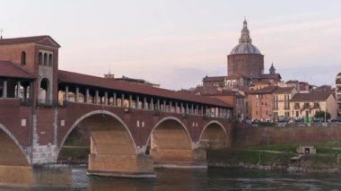 Ponte Coperto (örtünmüş köprü) ve Duomo di Pavia (Pavia Katedrali) günbatımında, Lombardy, İtalya 'da. Zaman Ayarı 30 fps.