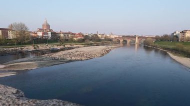 Güneşli bir günde Pavia 'da Ponte Koperto (üstü kapalı köprü) ve Duomo di Pavia (Pavia Katedrali), Lombardiya, İtalya, 60 fps.