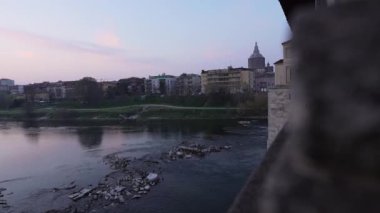 Günbatımında Pavia 'da Ponte Koperto (üstü kapalı köprü) ve Duomo di Pavia (Pavia Katedrali), Lombardiya, İtalya, 60 fps.