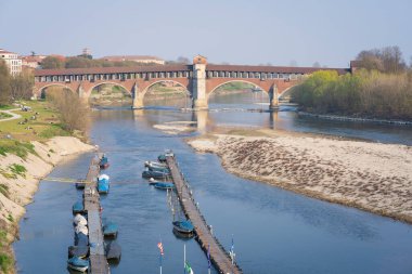 Ponte Koperto Panoraması (İtalyanca: Panorama of Ponte Koperto), güneşli bir günde Pavia, Lombardy, Pavia, İtalya 'da Ticino Nehri üzerinde yer alan bir köprü.