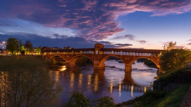 Ponte Coperto (üstü kapalı köprü) Pavia 'daki Ticino Nehri üzerinde mavi saatte, Lombardy, İtalya.