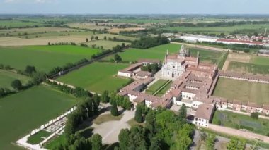 14. yüzyılın sonlarında inşa edilen Certosa di Pavia 'nın havadan görünüşü, Pavia ilindeki saraylar ve manastır manastırı..