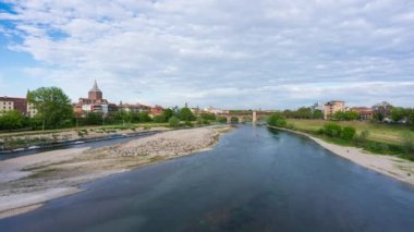 Ponte Koperto (örtünmüş köprü) ve Pavia Katedrali 'ndeki Duomo di Pavia (Pavia Katedrali) güneşli ve bulutlu günde, Lombardy, İtalya. Zaman aşımı 30 fps.