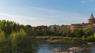 Ponte Coperto (örtünmüş köprü) ve Duomo di Pavia (Pavia Katedrali) günbatımında, Lombardy, İtalya 'da. Hareket Süresi 30 fps