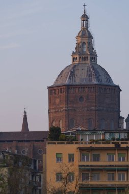 Pavia 'daki Duomo di Pavia Katedrali (Pavia Katedrali) gün batımında, Lombardy, İtalya.