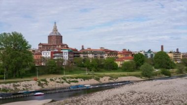 Güneşli bir günde Pavia 'da Ponte Koperto (köprü kaplıydı) ve Duomo di Pavia (Pavia Katedrali), Lombardy, İtalya. Zaman Ayarı 30 fps.