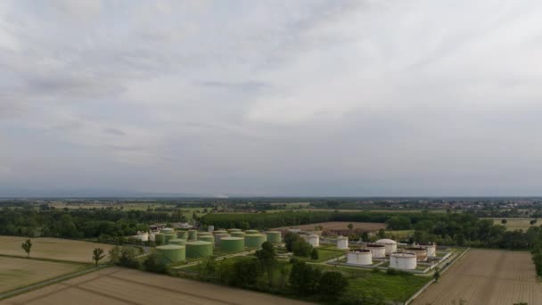 Oljeraffinaderianläggning Molnig Dag Ekosystem Och Hälsosamma Miljökoncept Lacchiarella Italien Timelapse — Stockvideo
