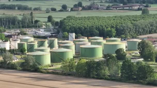 Ölraffinerie Anlage Bei Bewölktem Tag Ökosystem Und Gesunde Umweltkonzepte Lacchiarella — Stockvideo