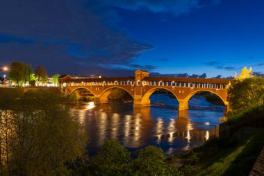 Ponte Coperto (üstü kapalı köprü) Pavia 'daki Ticino Nehri üzerinde mavi saatte, Lombardy, İtalya.